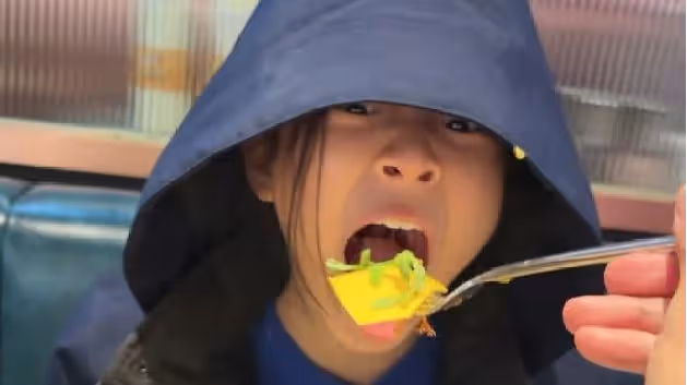 賈乃亮投喂女兒秀父愛，甜馨吃相超豪放，李小璐曬娃畫風截然不同