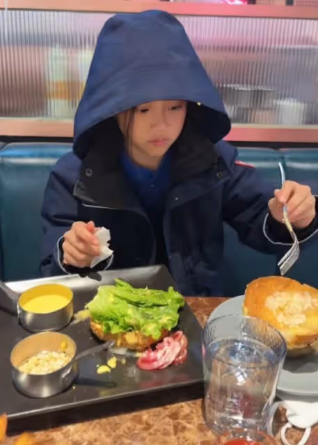 賈乃亮投喂女兒秀父愛，甜馨吃相超豪放，李小璐曬娃畫風截然不同