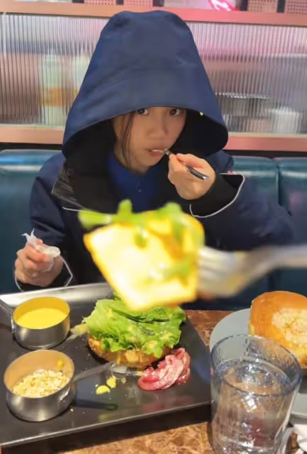 賈乃亮投喂女兒秀父愛，甜馨吃相超豪放，李小璐曬娃畫風截然不同