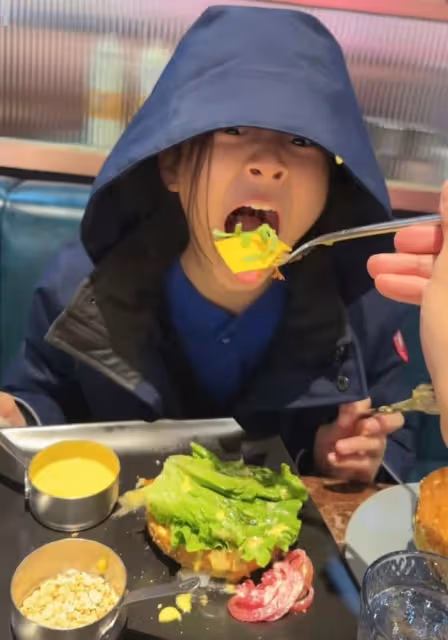 賈乃亮投喂女兒秀父愛，甜馨吃相超豪放，李小璐曬娃畫風截然不同