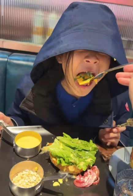 賈乃亮投喂女兒秀父愛，甜馨吃相超豪放，李小璐曬娃畫風截然不同