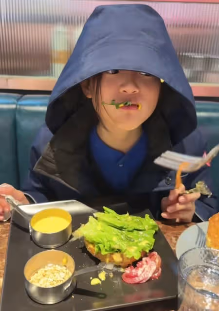 賈乃亮投喂女兒秀父愛，甜馨吃相超豪放，李小璐曬娃畫風截然不同