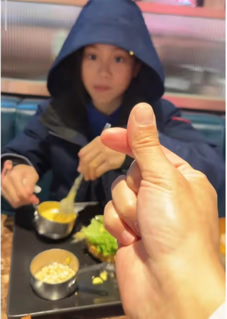 賈乃亮投喂女兒秀父愛，甜馨吃相超豪放，李小璐曬娃畫風截然不同