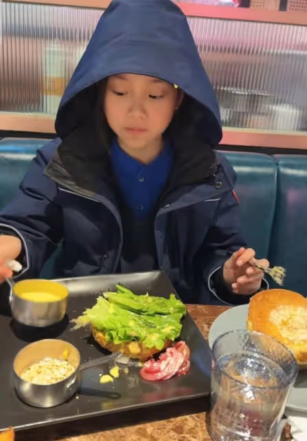 賈乃亮投喂女兒秀父愛，甜馨吃相超豪放，李小璐曬娃畫風截然不同