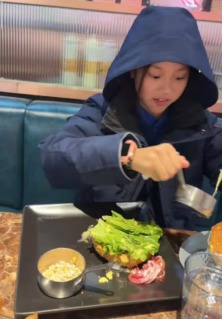 賈乃亮投喂女兒秀父愛，甜馨吃相超豪放，李小璐曬娃畫風截然不同