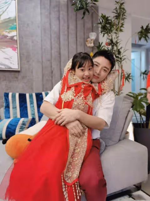 賈乃亮投喂女兒秀父愛，甜馨吃相超豪放，李小璐曬娃畫風截然不同