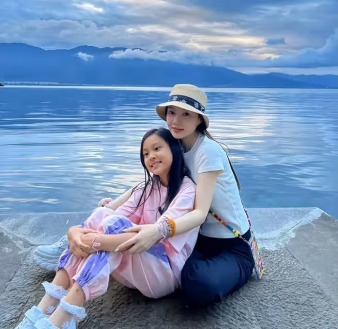 賈乃亮投喂女兒秀父愛，甜馨吃相超豪放，李小璐曬娃畫風截然不同