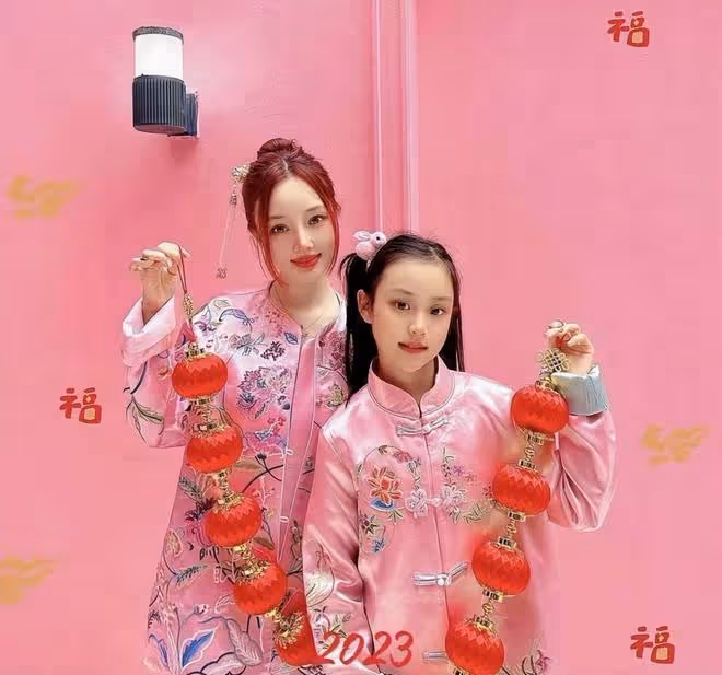 賈乃亮投喂女兒秀父愛，甜馨吃相超豪放，李小璐曬娃畫風截然不同