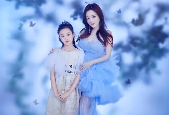賈乃亮投喂女兒秀父愛，甜馨吃相超豪放，李小璐曬娃畫風截然不同
