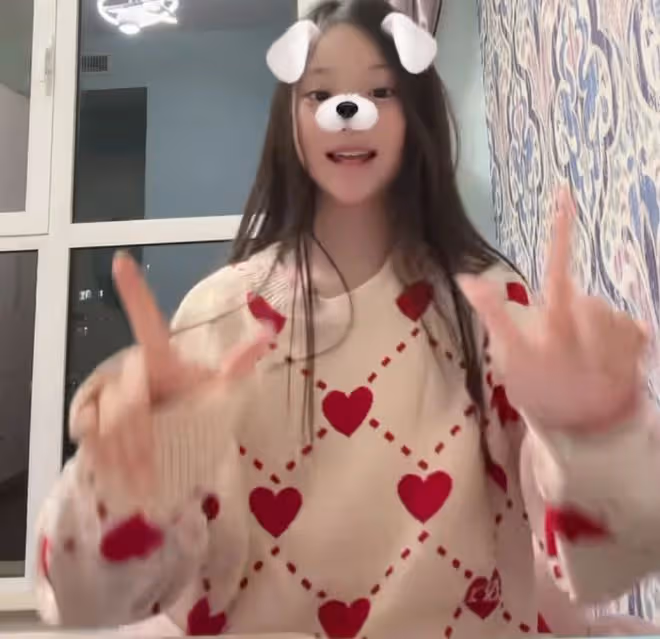 賈乃亮投喂女兒秀父愛，甜馨吃相超豪放，李小璐曬娃畫風截然不同