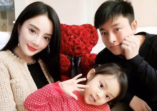 賈乃亮投喂女兒秀父愛，甜馨吃相超豪放，李小璐曬娃畫風截然不同