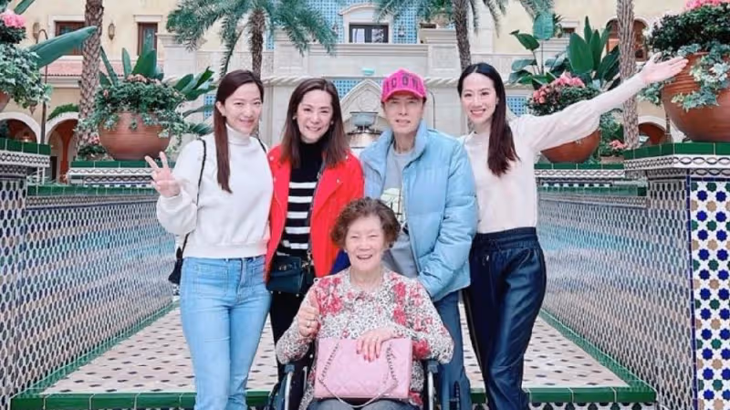甄子丹三代同堂遊覽澳門，93歲外婆拎名牌包出鏡，何超瓊接待作陪