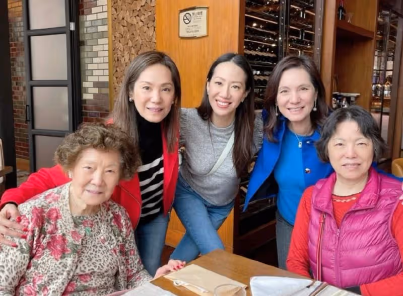 甄子丹三代同堂遊覽澳門，93歲外婆拎名牌包出鏡，何超瓊接待作陪