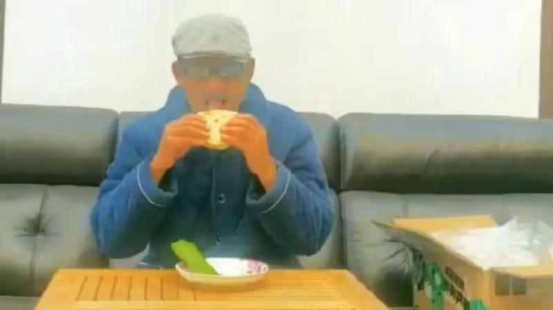 歌手阿寶近況曝光！家中簡陋光腳吃飯太寒酸，走到這一步能怪誰？