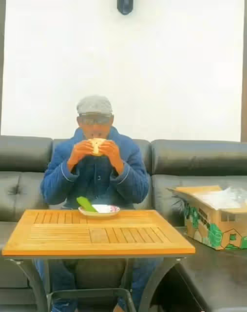 歌手阿寶近況曝光！家中簡陋光腳吃飯太寒酸，走到這一步能怪誰？
