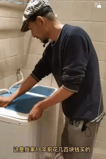 歌手阿寶近況曝光！家中簡陋光腳吃飯太寒酸，走到這一步能怪誰？