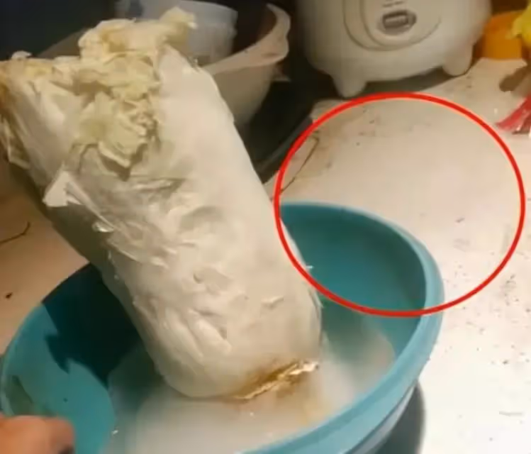 歌手阿寶近況曝光！家中簡陋光腳吃飯太寒酸，走到這一步能怪誰？