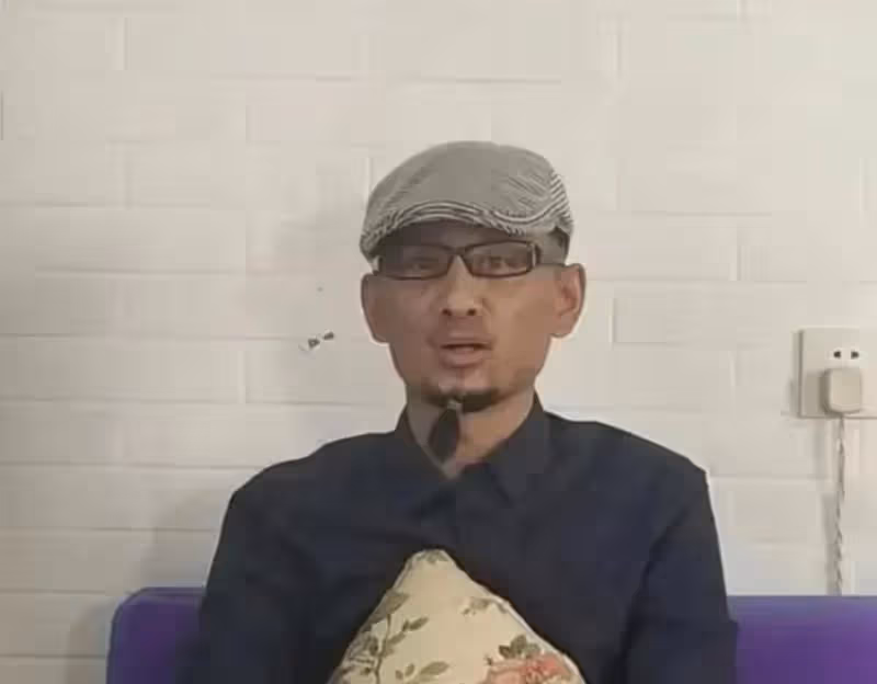 歌手阿寶近況曝光！家中簡陋光腳吃飯太寒酸，走到這一步能怪誰？