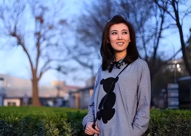 驚呆！14歲輟學18歲逃婚，從打工妹到央視一姐，她是如何逆襲的？