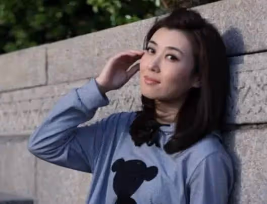 驚呆！14歲輟學18歲逃婚，從打工妹到央視一姐，她是如何逆襲的？