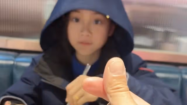 賈乃亮罕曬女兒，喂她吃芝士向她比心，甜馨勉強微笑回應略顯敷衍