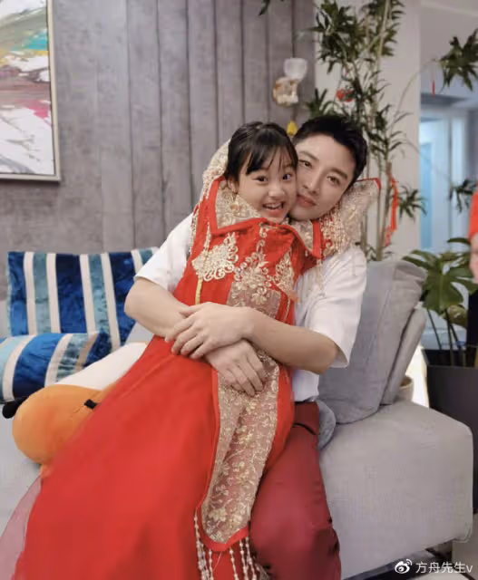 賈乃亮罕曬女兒，喂她吃芝士向她比心，甜馨勉強微笑回應略顯敷衍