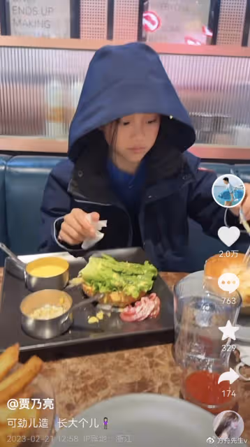 賈乃亮罕曬女兒，喂她吃芝士向她比心，甜馨勉強微笑回應略顯敷衍