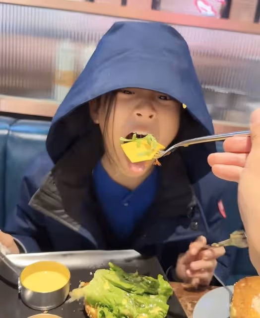 賈乃亮罕曬女兒，喂她吃芝士向她比心，甜馨勉強微笑回應略顯敷衍