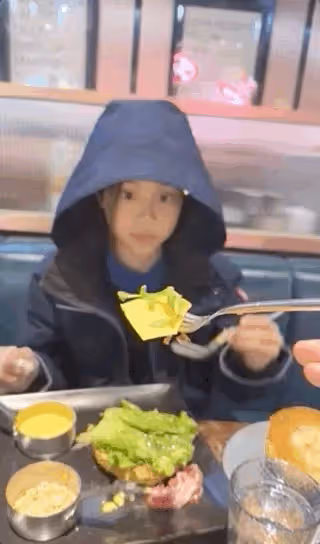 賈乃亮罕曬女兒，喂她吃芝士向她比心，甜馨勉強微笑回應略顯敷衍