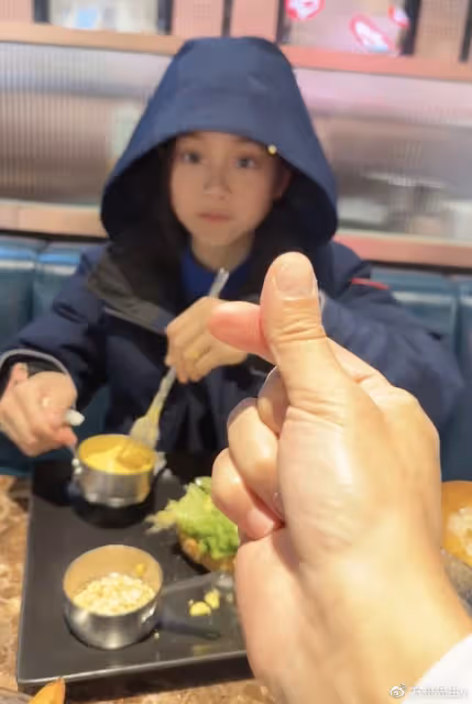 賈乃亮罕曬女兒，喂她吃芝士向她比心，甜馨勉強微笑回應略顯敷衍