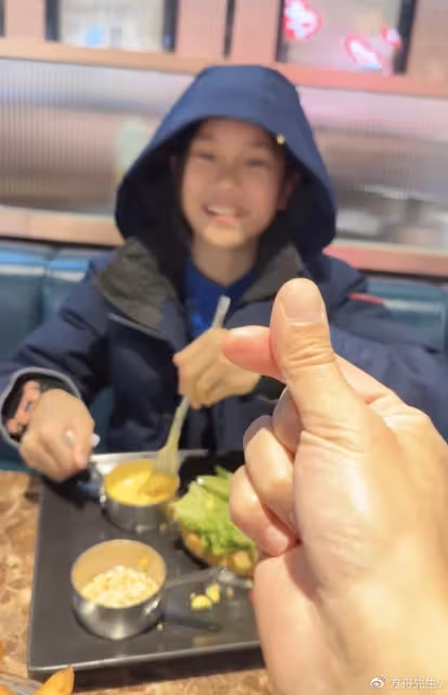 賈乃亮罕曬女兒，喂她吃芝士向她比心，甜馨勉強微笑回應略顯敷衍