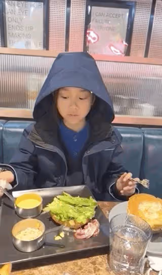 賈乃亮罕曬女兒，喂她吃芝士向她比心，甜馨勉強微笑回應略顯敷衍