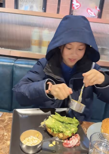 賈乃亮罕曬女兒，喂她吃芝士向她比心，甜馨勉強微笑回應略顯敷衍