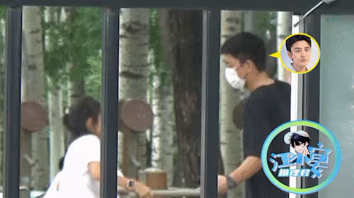 賈乃亮罕曬女兒，喂她吃芝士向她比心，甜馨勉強微笑回應略顯敷衍