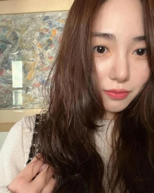 韓國前人氣女團成員兼職陪聊被詐騙,對方威脅要公開她發的腿照?
