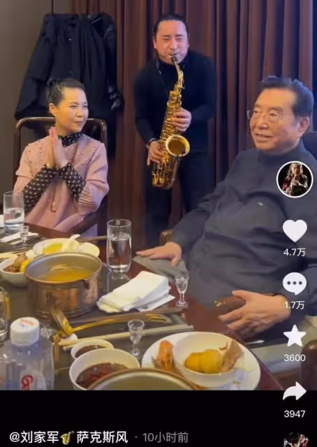 李雙江：兒子即將出獄，83歲的他聚會喝好酒，聽著音樂心情很不錯