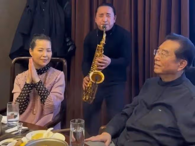 李雙江：兒子即將出獄，83歲的他聚會喝好酒，聽著音樂心情很不錯