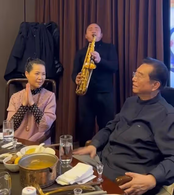 李雙江：兒子即將出獄，83歲的他聚會喝好酒，聽著音樂心情很不錯