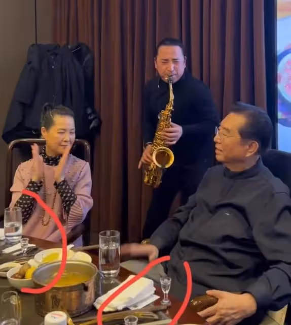 李雙江：兒子即將出獄，83歲的他聚會喝好酒，聽著音樂心情很不錯