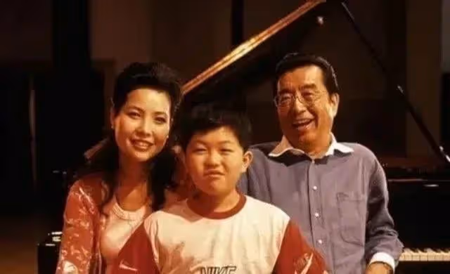 李雙江：兒子即將出獄，83歲的他聚會喝好酒，聽著音樂心情很不錯