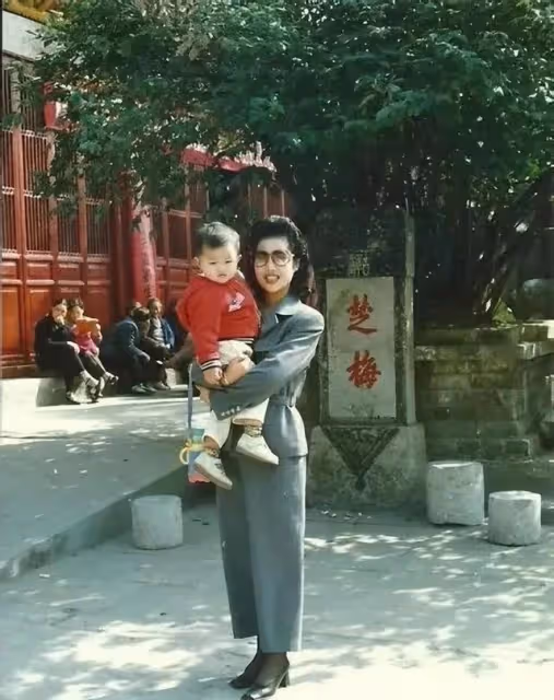 李雙江：兒子即將出獄，83歲的他聚會喝好酒，聽著音樂心情很不錯