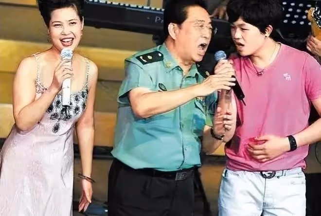 李雙江：兒子即將出獄，83歲的他聚會喝好酒，聽著音樂心情很不錯