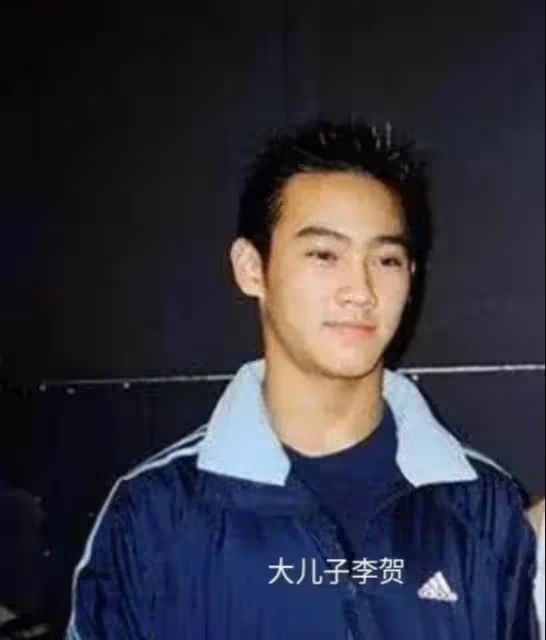 李雙江：兒子即將出獄，83歲的他聚會喝好酒，聽著音樂心情很不錯