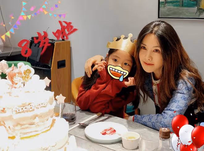 45歲視後何琳為女兒慶生，8歲愛女可愛像媽，備受奶奶呂中寵愛