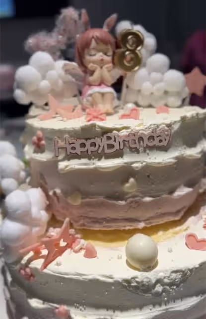 45歲視後何琳為女兒慶生，8歲愛女可愛像媽，備受奶奶呂中寵愛