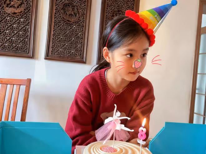 45歲視後何琳為女兒慶生，8歲愛女可愛像媽，備受奶奶呂中寵愛
