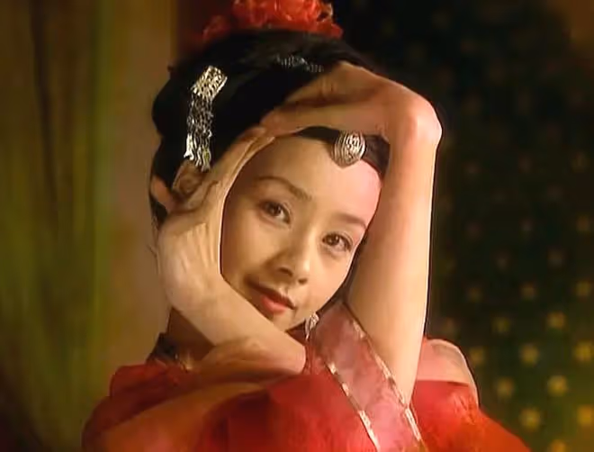 45歲視後何琳為女兒慶生，8歲愛女可愛像媽，備受奶奶呂中寵愛