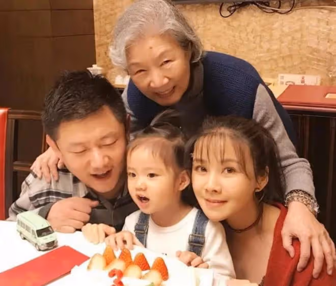 45歲視後何琳為女兒慶生，8歲愛女可愛像媽，備受奶奶呂中寵愛