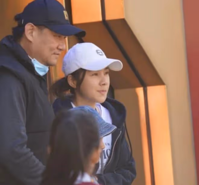 45歲視後何琳為女兒慶生，8歲愛女可愛像媽，備受奶奶呂中寵愛