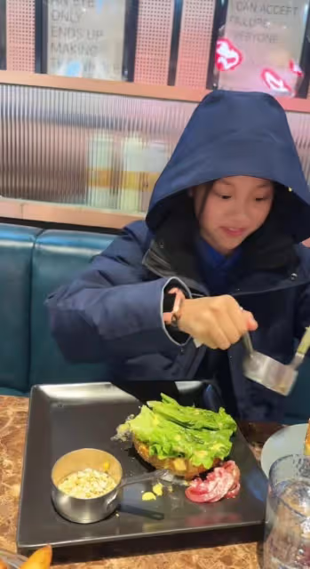 賈乃亮罕曬甜馨視頻，笑容像媽如複製粘貼，網友嘲相處生分不自然